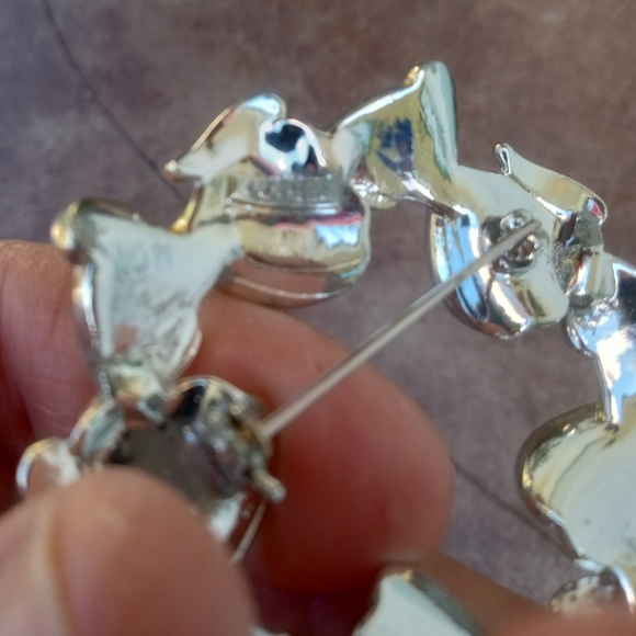 Vintage Signed Kramer Retro Ribbon Wreath Circle Brooch Brushed Silver Tone  2" - Picture 3 of 4